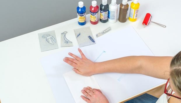 Drucktehnik - Erste Farbe wird aufs Papier gedrückt