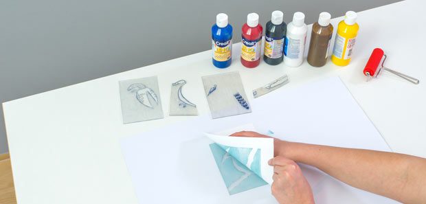Drucktechnik - Papier wird vorsichtig geöffnet