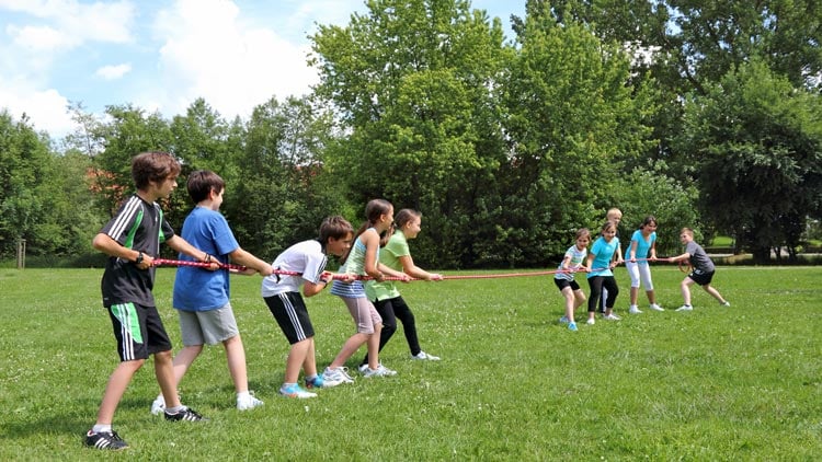 Kinder beim Tauziehen