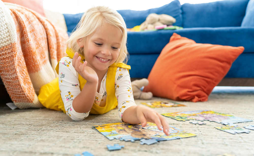Mädchen puzzelt