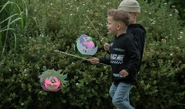 Kinder gehen mit Laternen spazieren