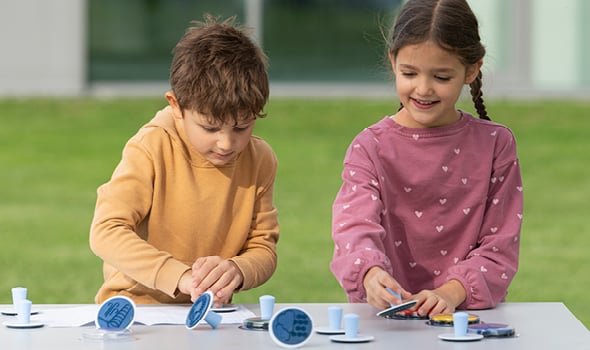 Kinder stempeln mit Wetterstempeln