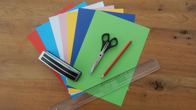 Buntes Papier und Zubehör zum Girlandenbastlen