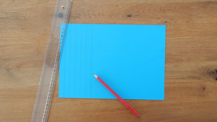 Blaues Papier, Lineal und Stift