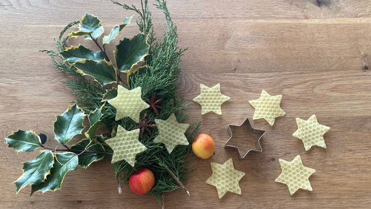 Mit einem Ausstecher für Weihnachtsgebäck lassen sich auch  kleine Wachsdekorationen ausstechen.