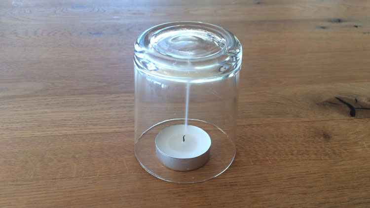 Die Flamme unter dem Glas erlischt