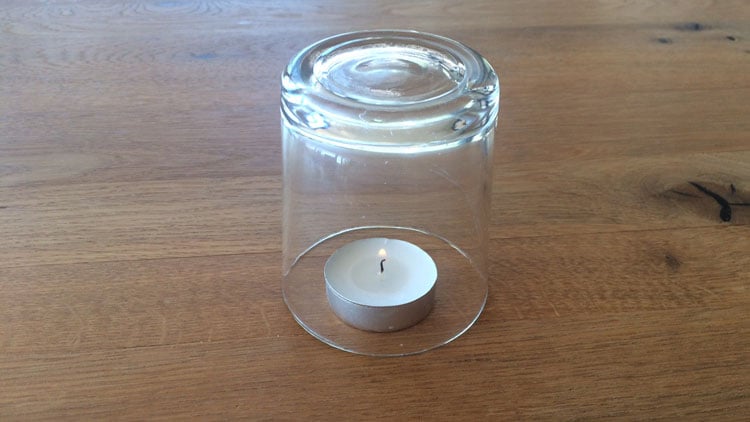 Die Flamme der Kerze wird kleiner