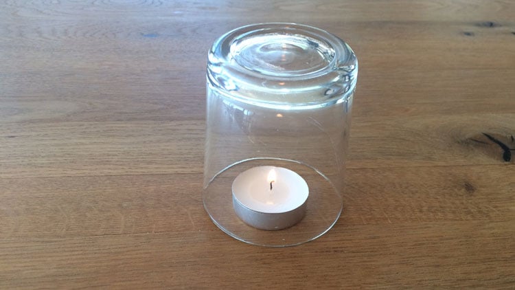 Kerze brennt unter dem Glas