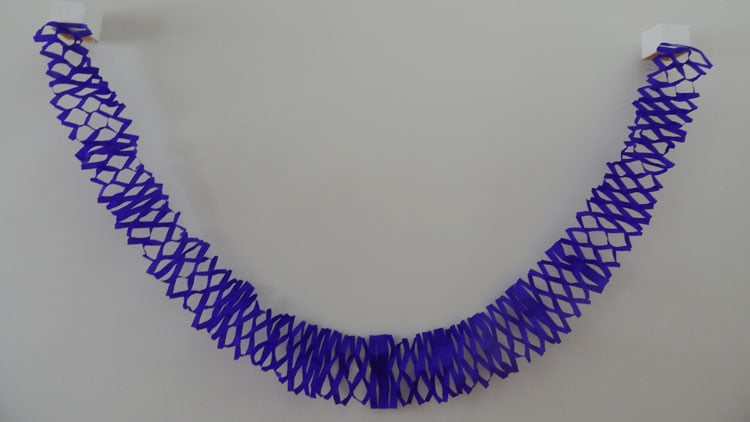Violette Girlande aus Bastelpapier