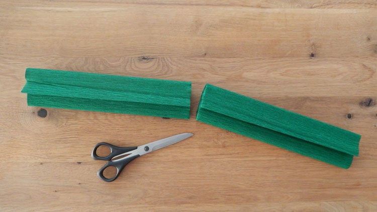 Bastelpapier wird zurecht geschnitten
