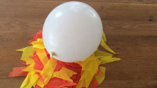 Papierstücke und Luftballon für Halloween-Laterne