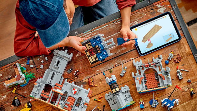 Kind baut LEGO® Creator Ritterburg