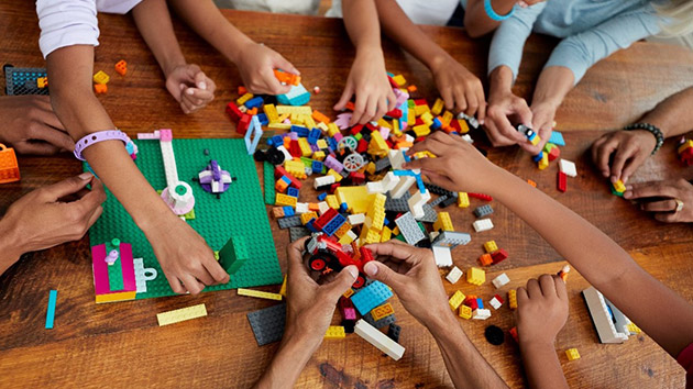 Menschen bauen mit LEGO® Bausteinen