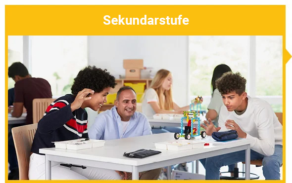 Lehrer unterstützt Schüler beim Arbeiten mit  LEGO® Education BricQ Motion Prime