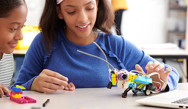 Schülerin baut Modell mit LEGO® Education SPIKE