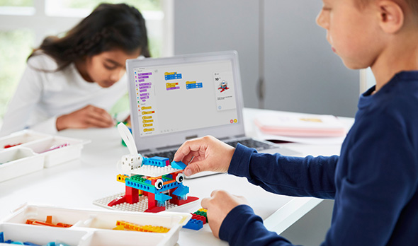 Schüler lernen mit LEGO® Education MINT & Robotik zu programmieren