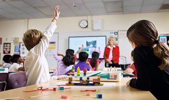 Lehrerin unterrichtet mit  LEGO® Education Naturwissenschaften