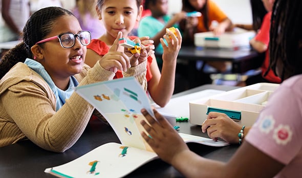 Schülerinnen bauen  LEGO® Education Naturwissenschaften nach Anleitung