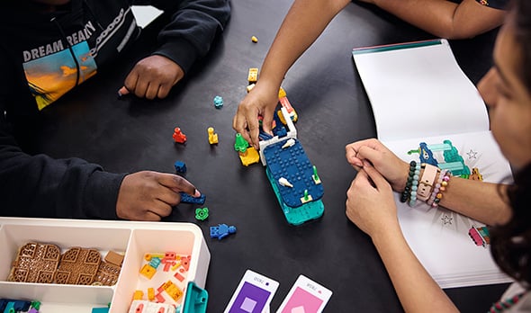 Schüler lernen mit  LEGO® Education Naturwissenschaften