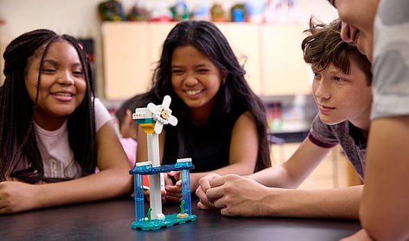Schulkinder bauen ein Windrad mit LEGO® Education