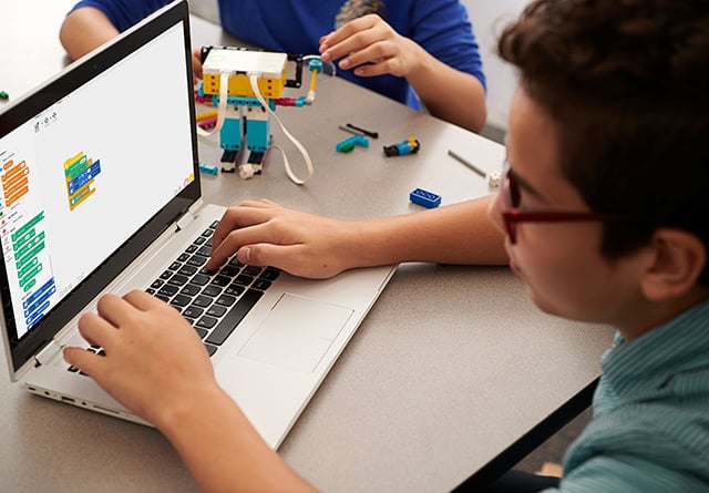 Schulkind programmiert LEGO® Education am Laptop