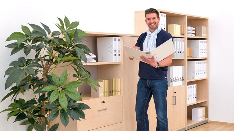 Lehrer am Aktenschrank