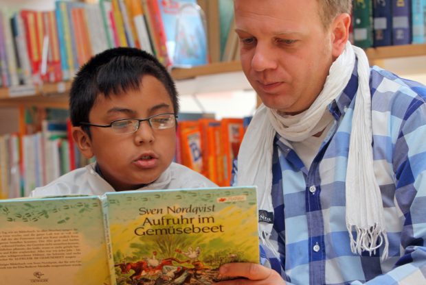 Ein Kind lernt lesen