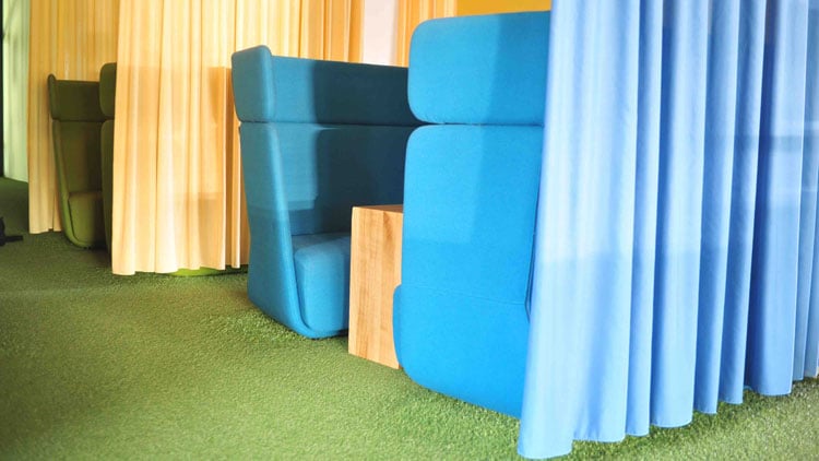 Sofas und andere Sitzmöbel ersetzen teilweise Schülerstühle