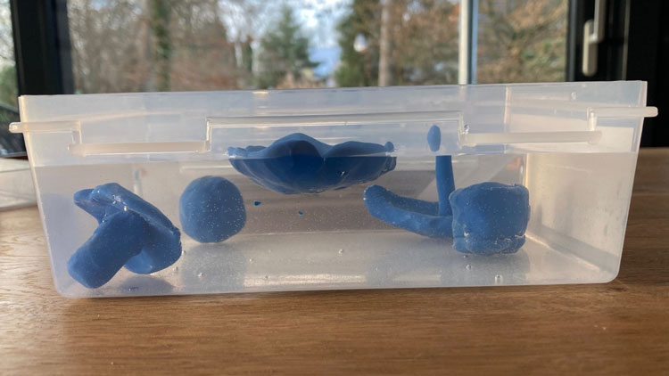 Knetformen in Wasserbox
