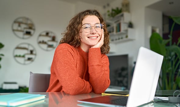Frau mit Laptop