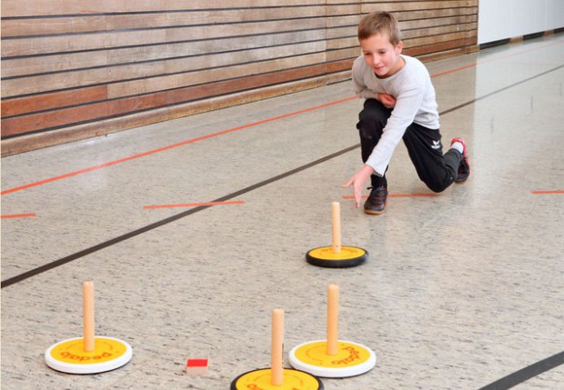 Kinder betreiben Curling