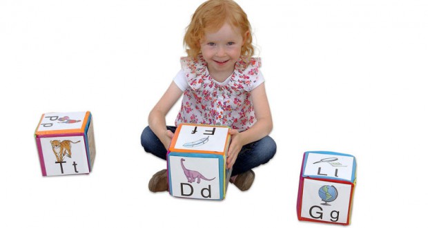 Kind mit Pocket Cube