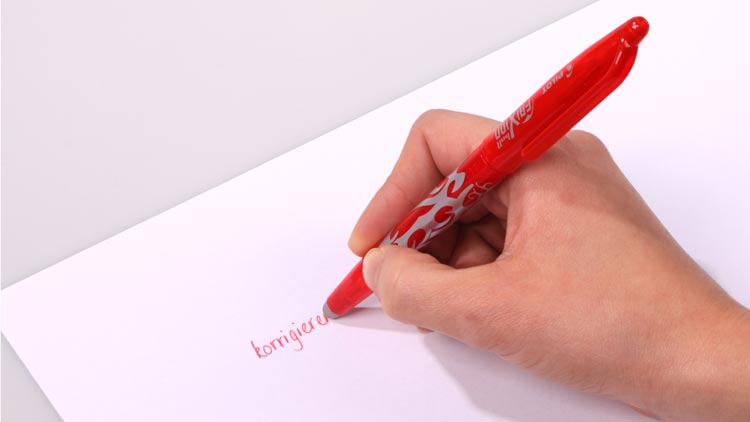 Frau schreibt mit radierbarem Stift