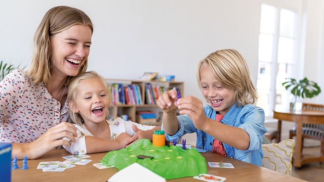 Mutter spielt mit ihren Kindern Ravensburger Lotti Karotti
