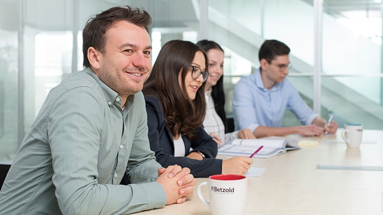 Referendare und Referendarinnen in einer Besprechung