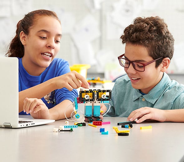 Kinder bauen Roboter mit Lego Education