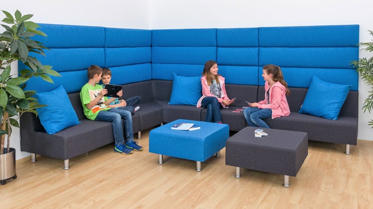 Schüler sitzen auf Sofa