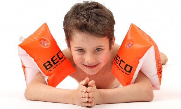 Junge mit Schwimmflügeln
