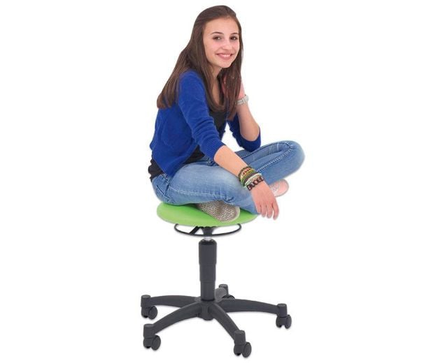 Mädchen auf FLEXness-Hocker