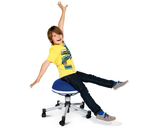 Junge auf Balance-Hocker