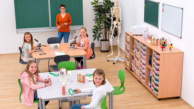 Lehrerin und Schüler in Klassenzimmer
