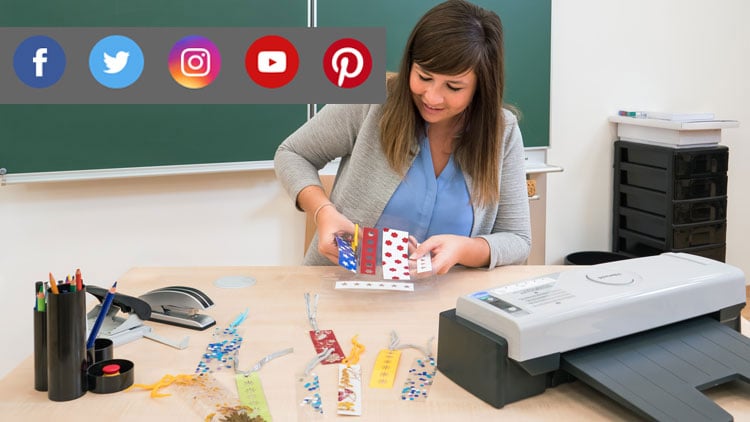 Lehrerin schneidet laminierte Lesezeichen aus