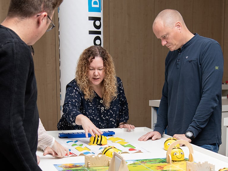 DIGIBIZ Kursleiterin gibt Schulung zum Bee-Bot