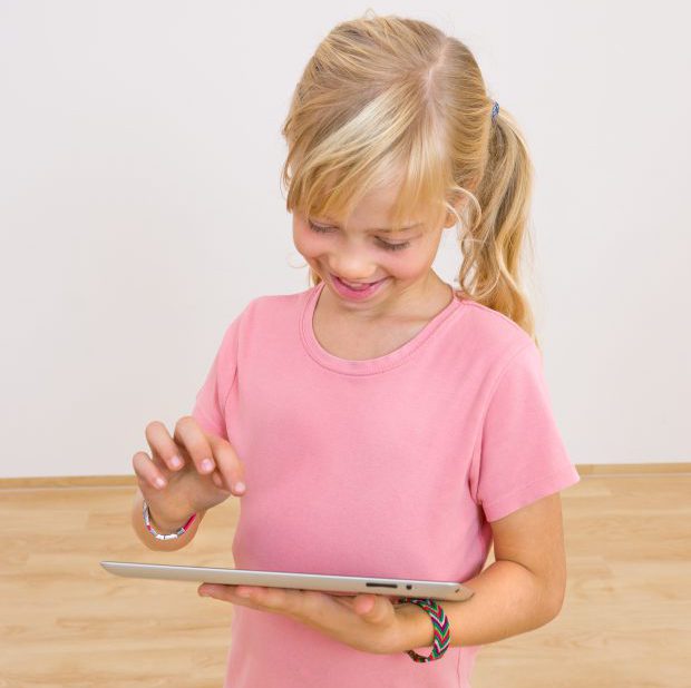Schülerin mit Tablet