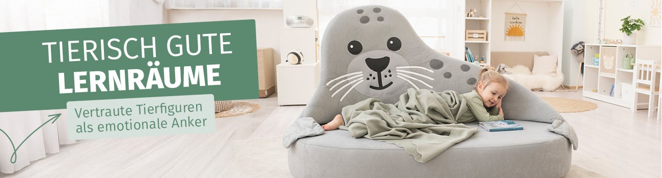 Kind liegt auf Robbensofa