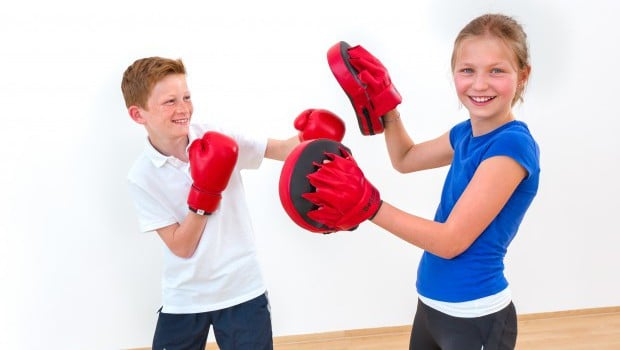 Kinder mit Boxhandschuhen und Trainingspratzen