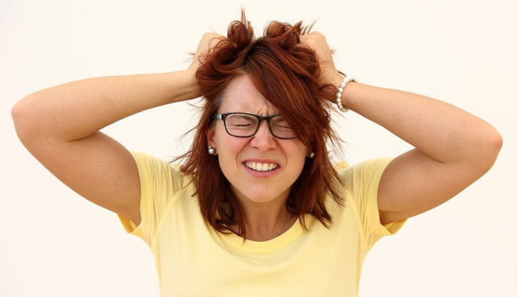 Frau rauft sich die Haare