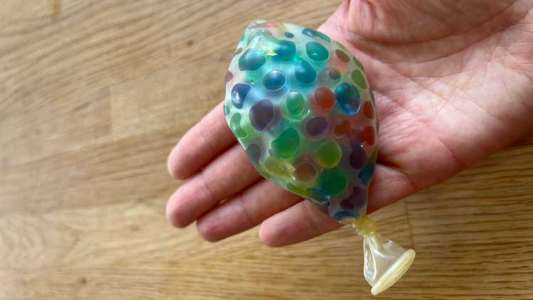 Mit einem Luftballon und einigen Wasserperlen entsteht schnell ein Knautschball für Kinder jeden Alters.