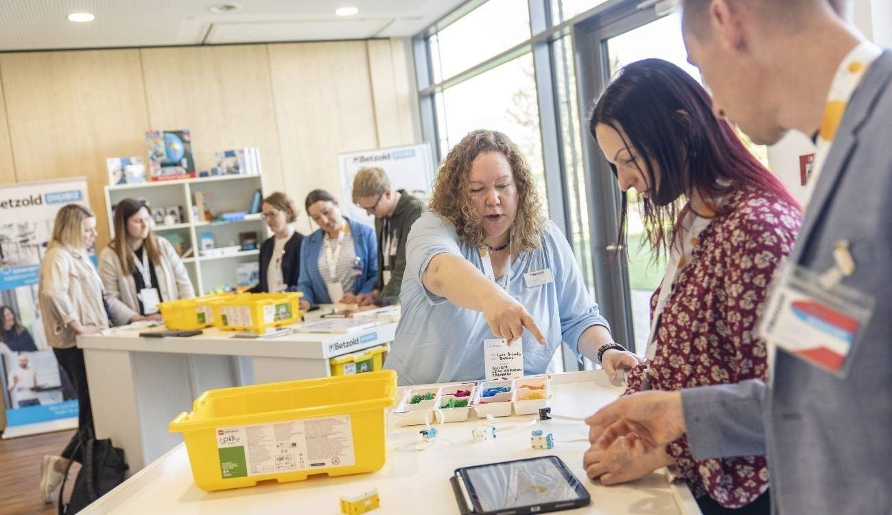 Schulung bei Betzold: Lehrkräfte werden im DIGIBIZ in Robotik und Programmieren geschult.