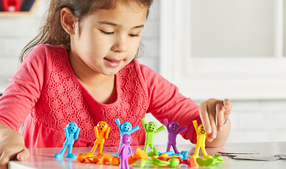 Gemeinsam stark Mädchen spielt mit bunten Spielfiguren